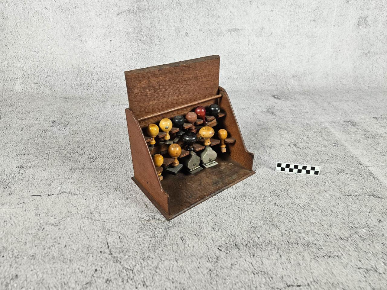 STOJAK NA PIECZĄTKI