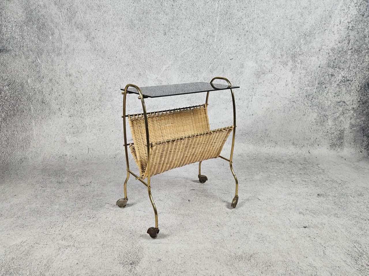 GAZETOWNIK NA KÓŁKACH ZE STOLIKIEM