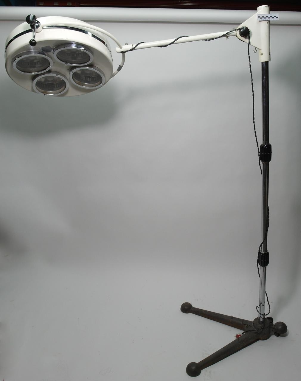 LAMPA MEDYCZNA PODŁOGOWA BEZCIENIOWA NA STATYWIE, LATA 70-TE