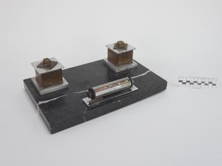 PRZYBORNIK NA BIURKO KAŁAMARZ I DATOWNIK