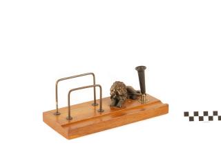 PRZYBORNIK NA BIURKO KAŁAMARZ I LISTOWNIK