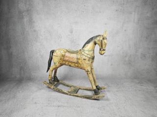 FIGURKA KOŃ, KONIK NA BIEGUNACH