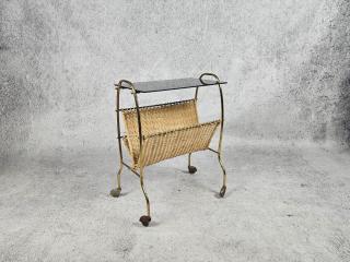 GAZETOWNIK NA KÓŁKACH ZE STOLIKIEM