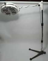 LAMPA MEDYCZNA PODŁOGOWA BEZCIENIOWA NA STATYWIE, LATA 70-TE